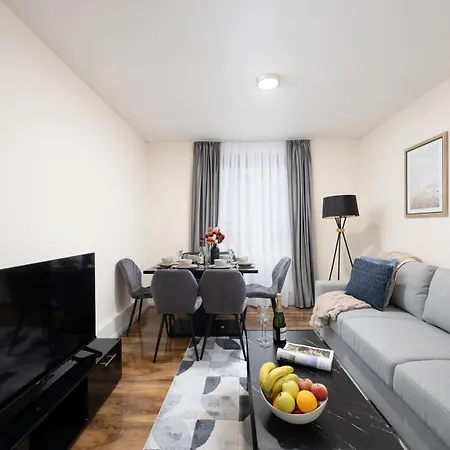 Elegant And Spacious 3 Bedroom Apartment In Fulham